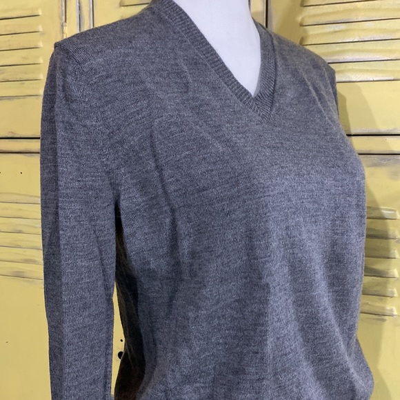 M - Banana Republic - Grey V neck pullover sweater - Picture 2 of 7